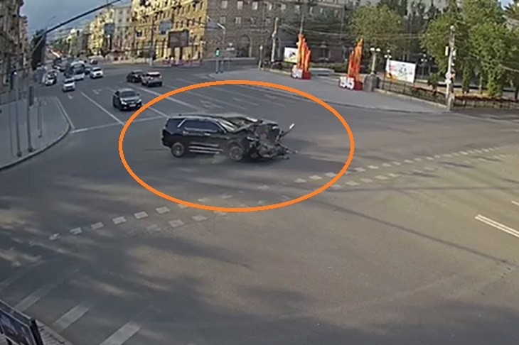 Пострадали дети и взрослые: на видео попало жесткое ДТП на перекрестке в центре Волгограда