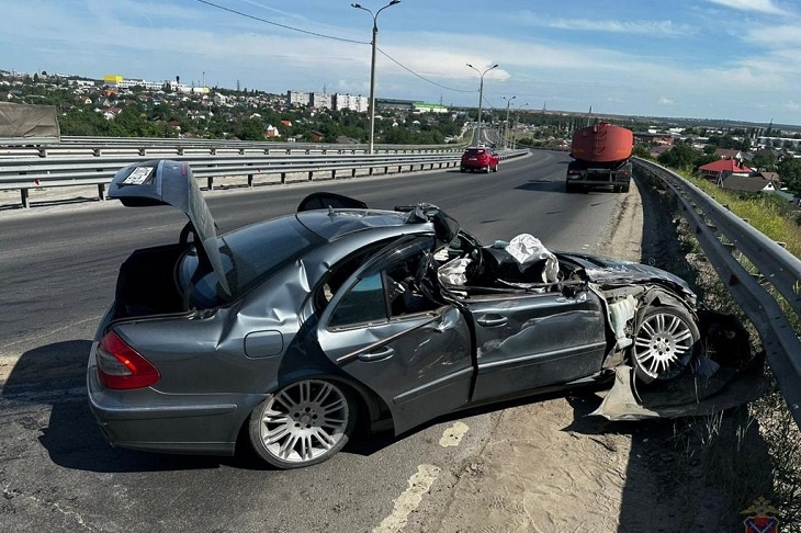 На севере Волгограда грузовой фургон с стройматериалами смял Mercedes