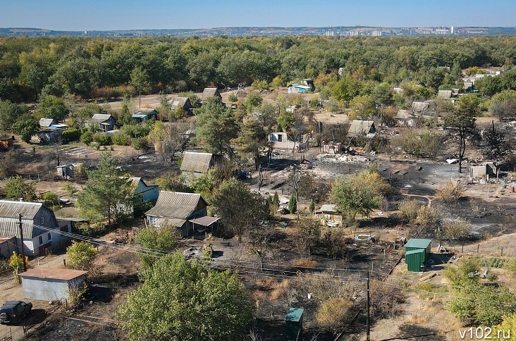 «Кто рядом? Помогайте!». Ураганный ветер гонит огонь на дачи на острове Сарпинском