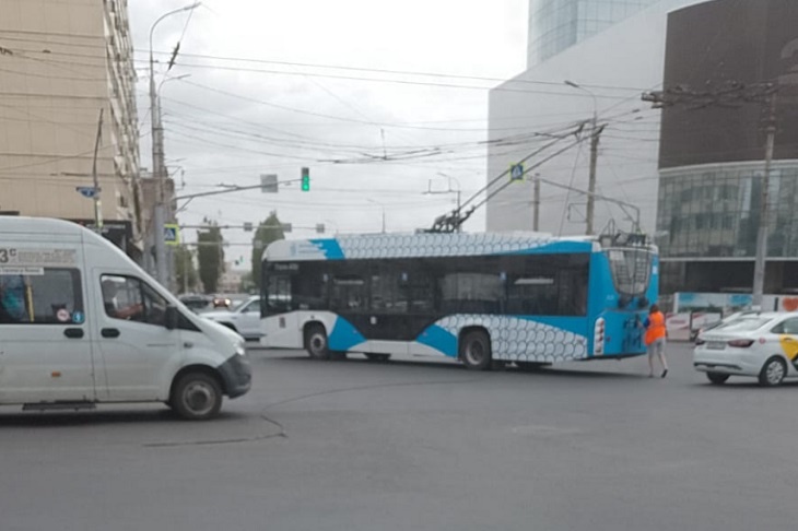 Оторванный ветром провод упал на оживленный перекресток в центре Волгограда