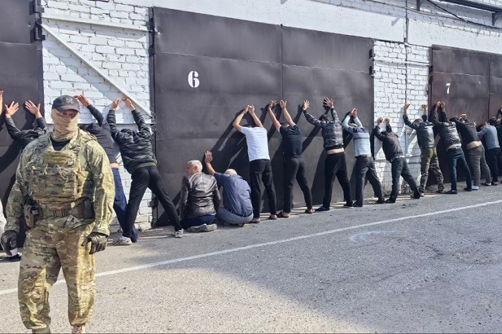 Силовики разбудили 45 цыган под Волгоградом, изъяли у них оружие и вручили повестки