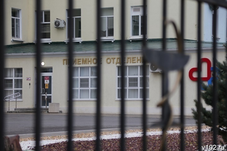 На юге Волгограда 2-летний мальчик упал из окна на втором этаже