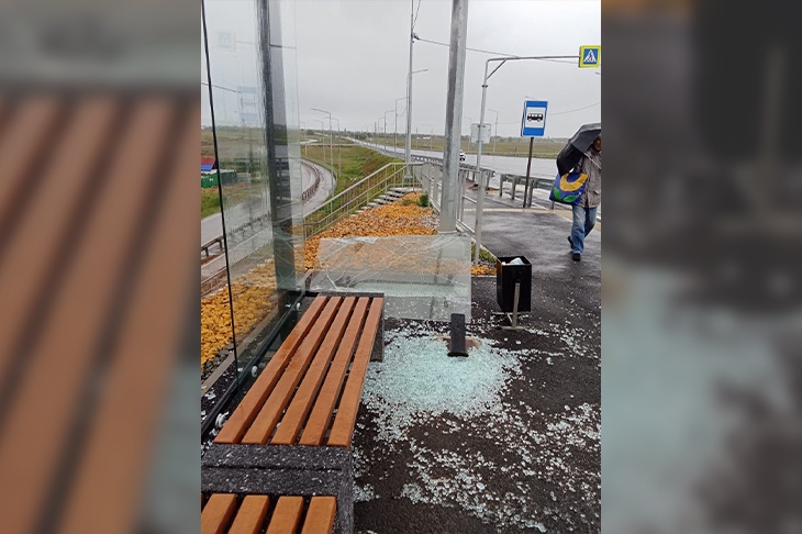 «Открыли и забыли?»: остановка у нового моста в Волгограде не выдержала непогоды