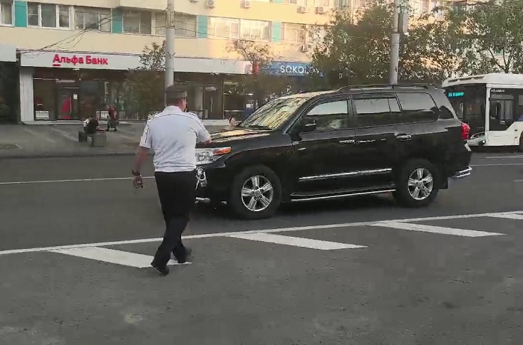 Тормозят даже джипы: на дорогах Волгограда ищут нарушителей и преступников