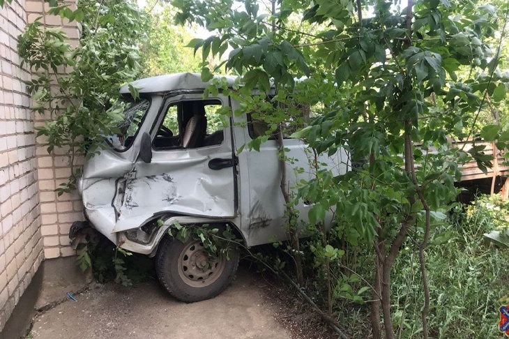 В Волгограде после ДТП с грузовиком «буханка» влетела в здание РЖД