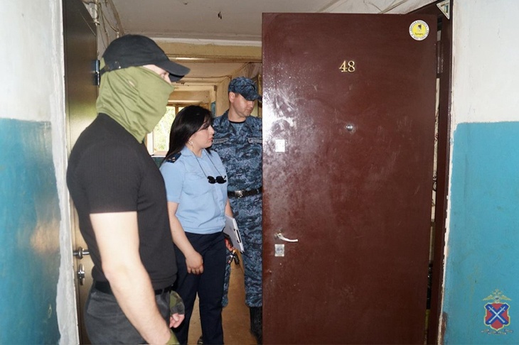 В Волжском силовики нагрянули в общежития, где проживают цыгане