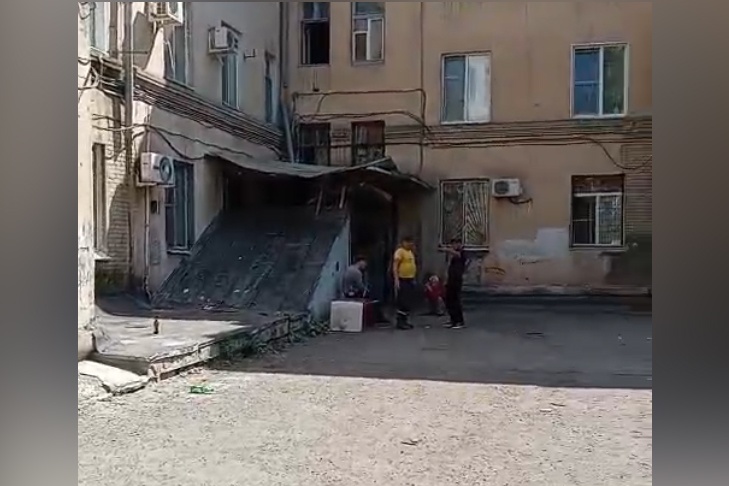 «Холодильники потекли, а продукты протухли»: в Волгограде МКД на пр. Ленина спасают от блэкаута