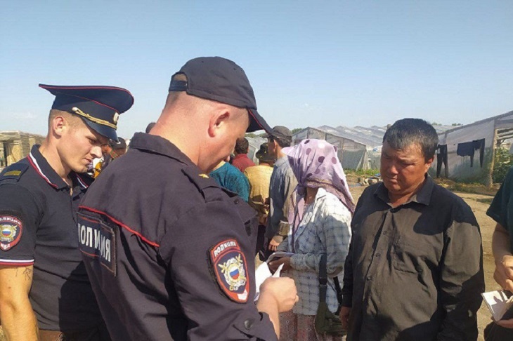 Нелегальных мигрантов нашли силовики в СНТ и в теплицах под Волгоградом
