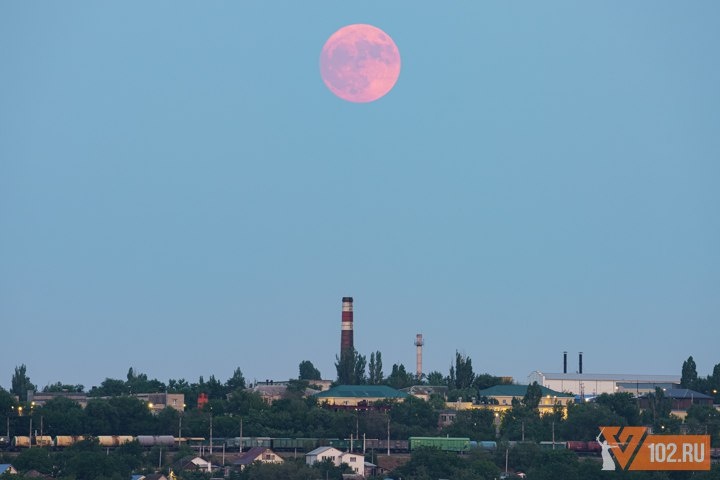 «Клубничную луну» запечатлели волгоградцы в ночь на 11 июня