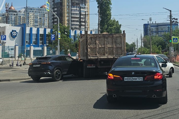 В Волгограде иномарка протаранила КАМАЗ у СК «Динамо»