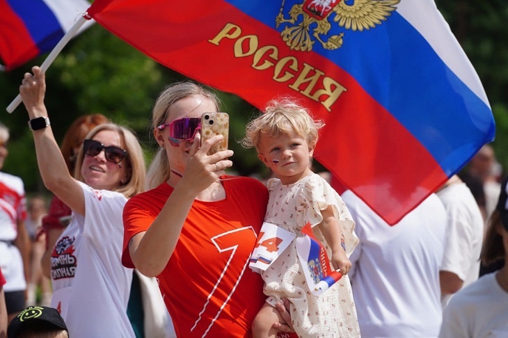«Рисовали на лицах и волосах»: волгоградцы устроили массовый забег с флагами России