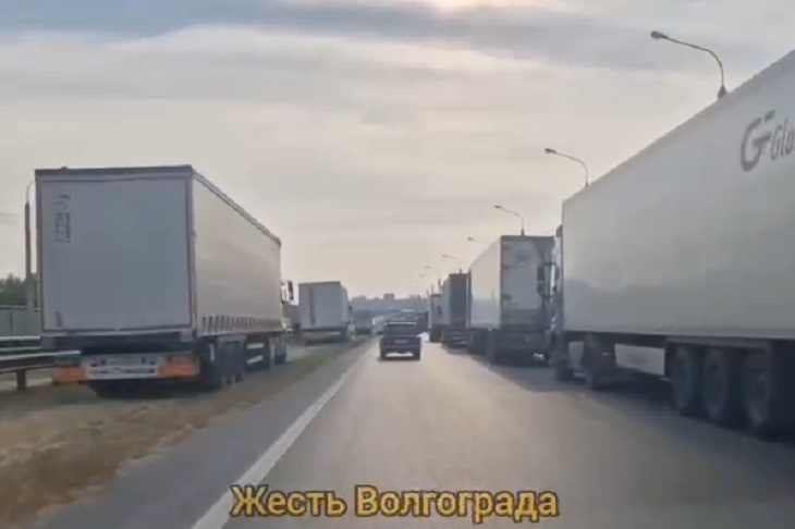 Въезд под запретом? Десятки фур выстроились на подъездах к Волгограду