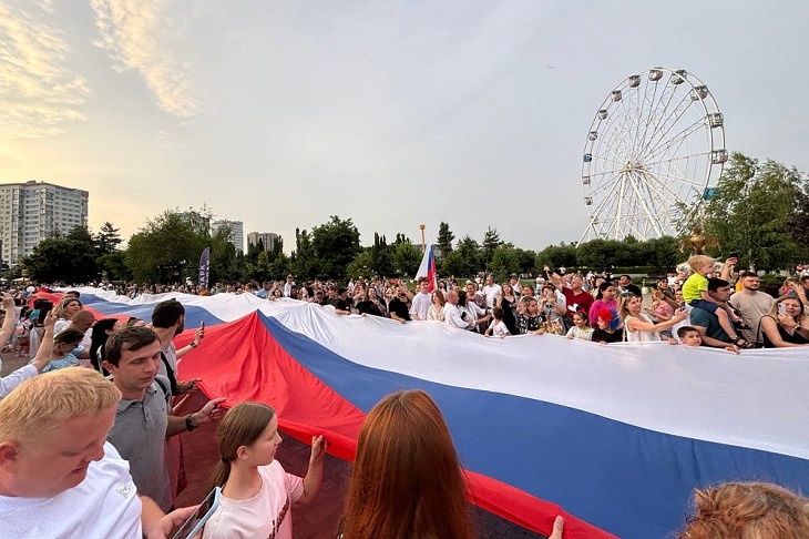 Гигантские флаги России развернули в Волгограде и Волжском
