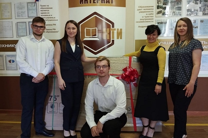Волгоградский интернат получил интерактивную панель к Дню России