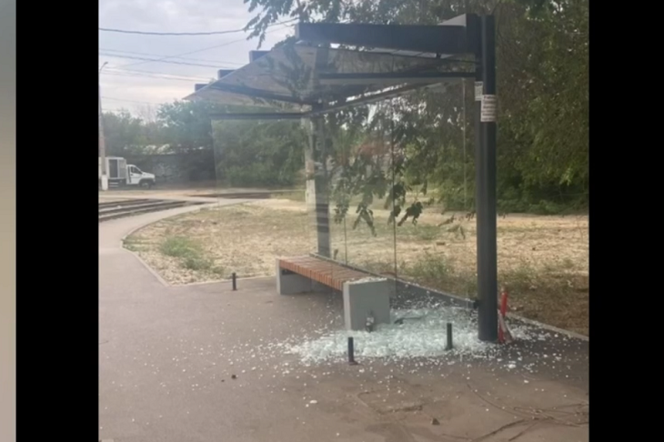 В Волгограде вандалы разбили трамвайную остановку «Краснознаменская»