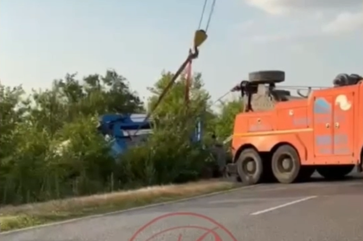 На трассе под Волгоградом перевернулась фура