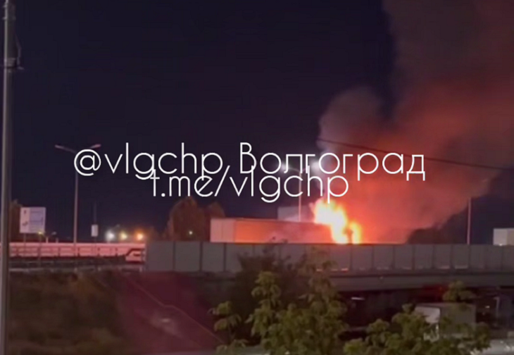 В Волгограде ночью после ДТП сгорела фура: пострадавший в больнице