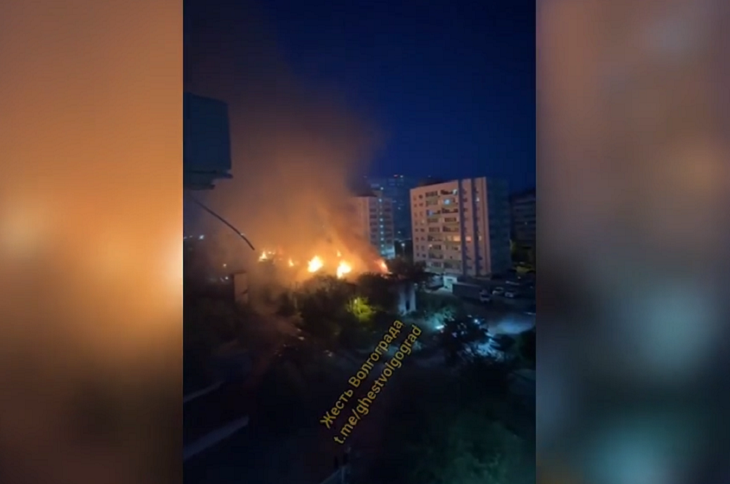 В Волгограде на Четвертом участке сгорели две расселенные двухэтажки