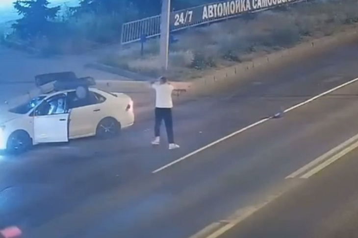 В Волгограде падение светофора на авто засняли видеокамеры