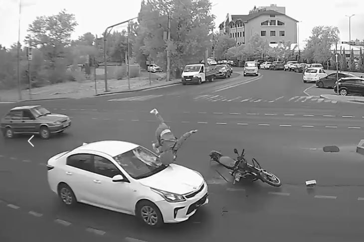 Камеры засняли жесткое ДТП с Kia и байкером в Волгограде