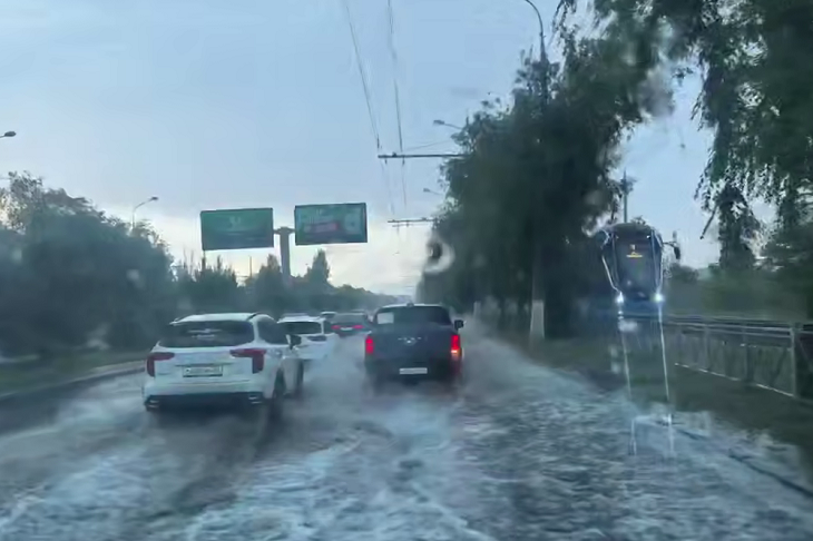 Машины ушли под воду на дорогах Волгограда после сильного ливня