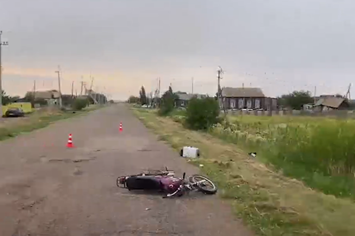 В Волгоградской области житель села погиб после падения с мотоцикла