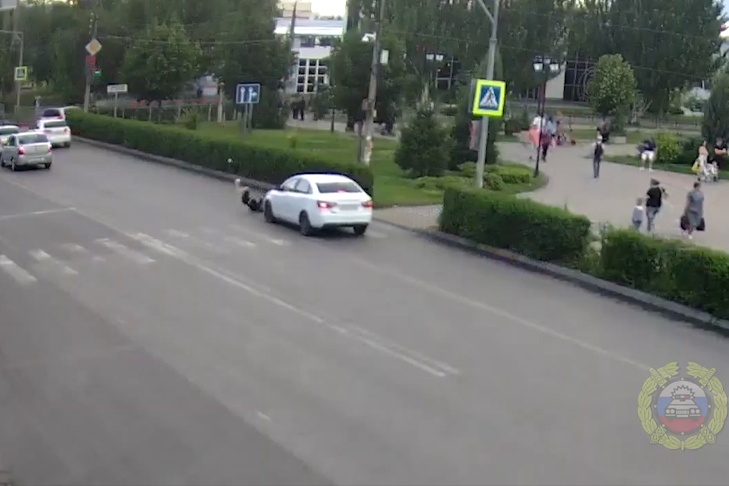 В Волжском на видео попал наезд «Лады» на 11-летнюю школьницу у ДК «Юность»