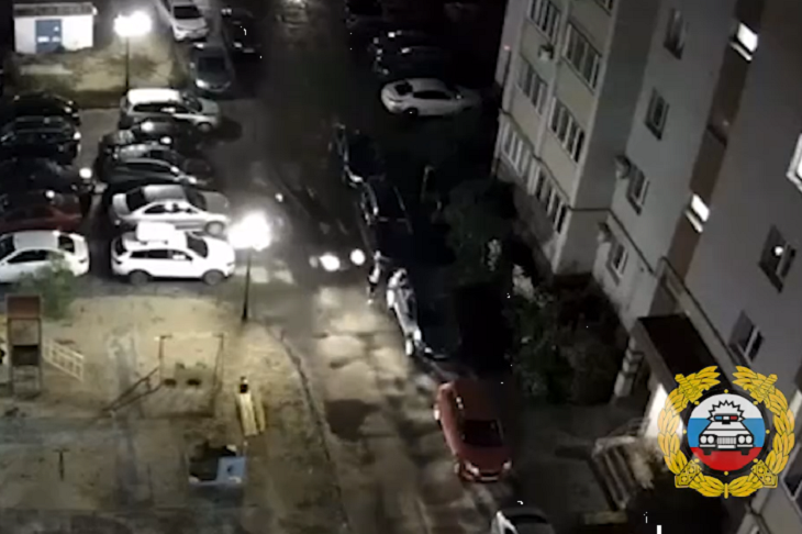 Пьяный волгоградец сбил пешехода и протаранил иномарку во дворе жилого дома