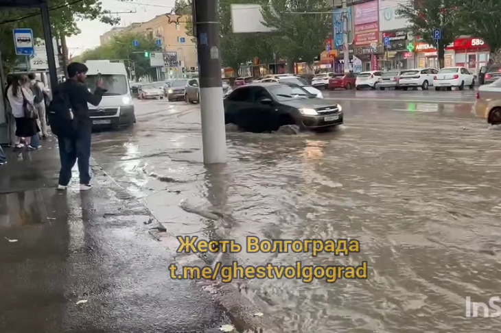 Волгоград второй день уходит под воду из-за дождей: видео