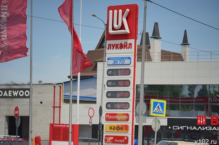 Все марки бензина резко подорожали на волгоградских заправках