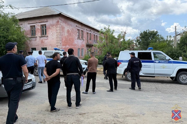 «На пол, руки за голову»: в Камышине и Петров Вале силовики пришли с проверкой к цыганам