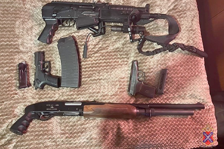 В Михайловке у стрелявшего в кафе рецидивиста изъяли автомат, дробовик и два пистолета