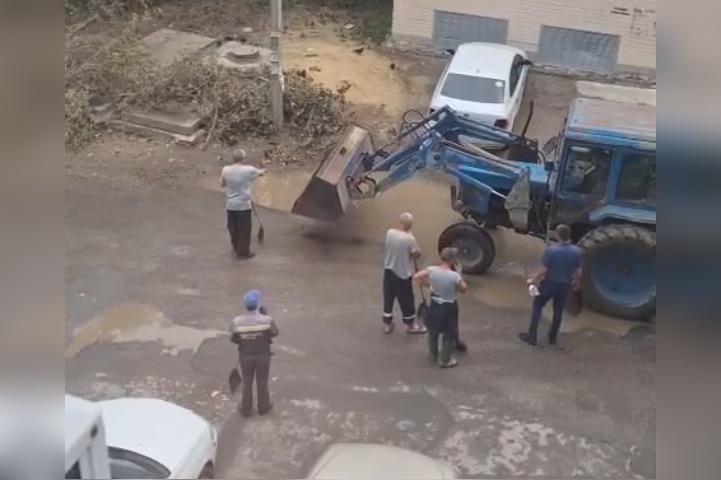 Так лучше схватится? В Волгограде очевидцы засняли латание луж на ул. Ткачёва