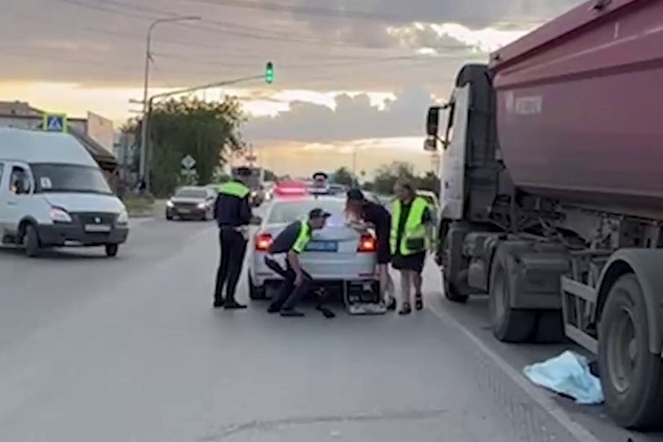 Вышла прямо под колеса: в Волгограде грузовик раздавил женщину