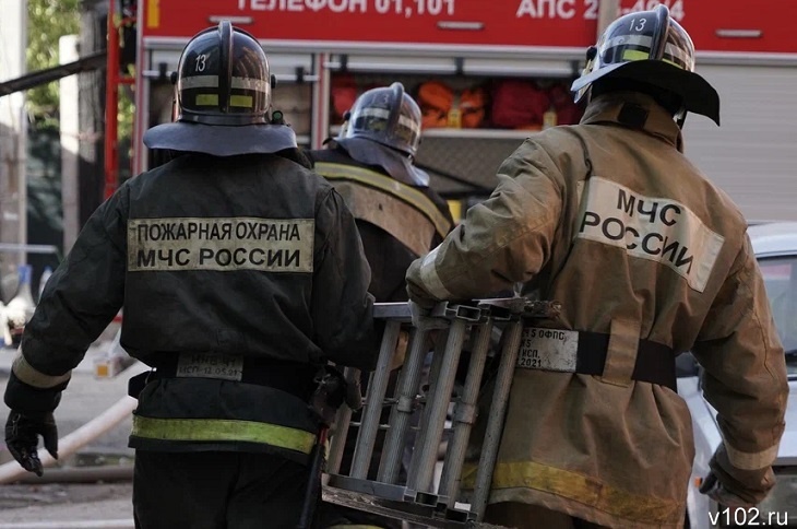 В Волгограде вновь тушат пожар на территории бывшего тракторного завода