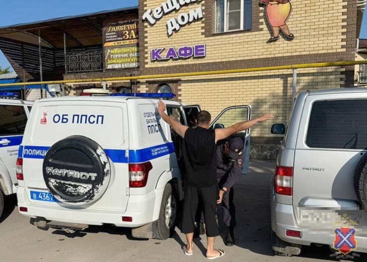 В Волжском полиция пришла в хостелы за нелегалами