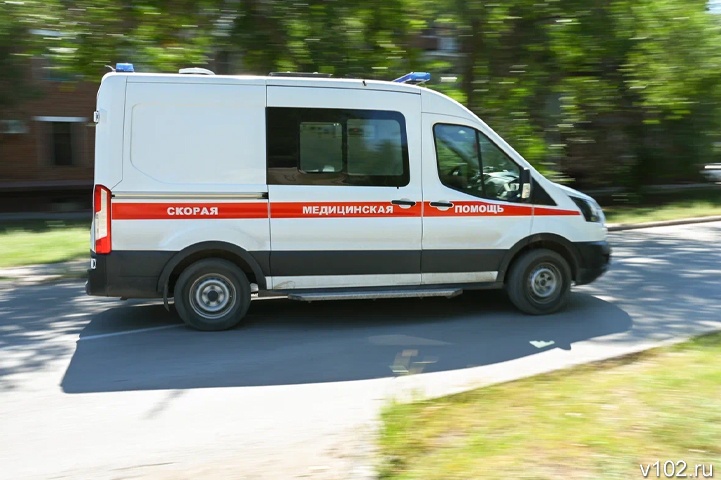 В Волгограде медики спасают мужчину, пострадавшего в ДТП на Нулевой продольной