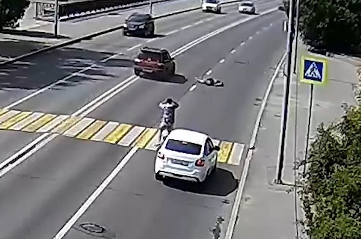 В Волгограде медики спасают мужчину, пострадавшего в ДТП на Нулевой продольной