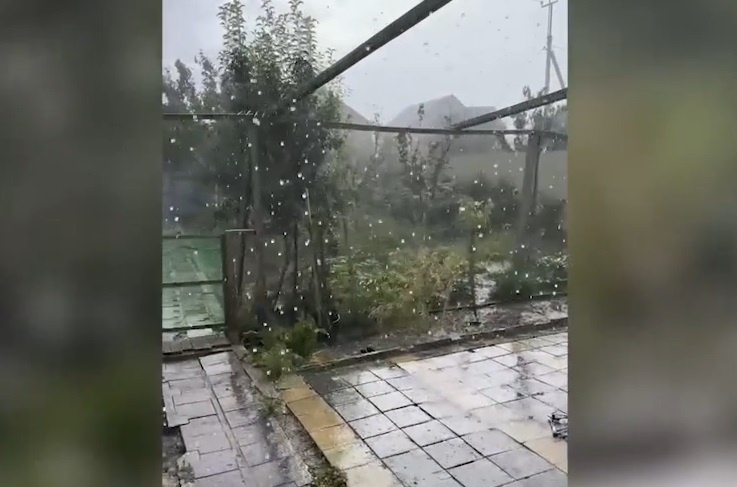 Под Волгоградом ливень с градом обрушился  на огороды