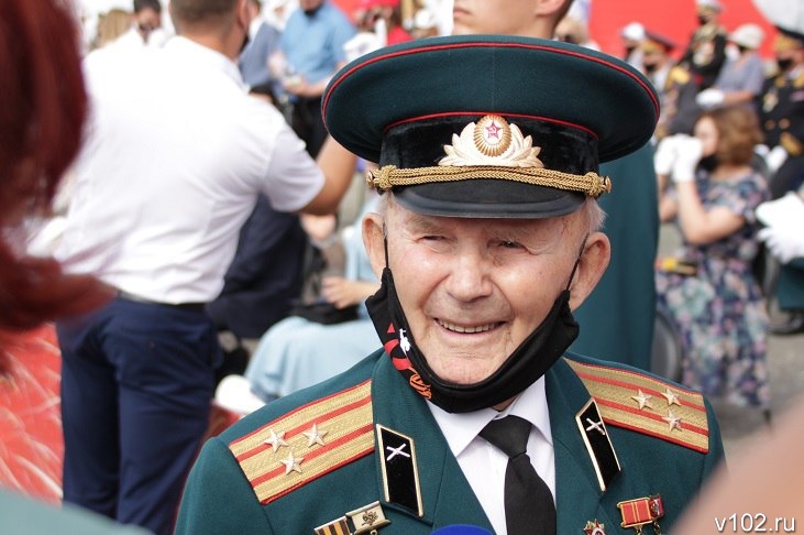 Волгоградского фронтовика Александра Колотушкина поздравили с 80-летием Парада Победы