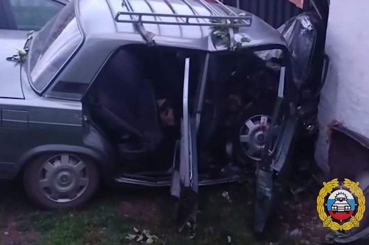 Под Волгоградом «семерку» расплющило о стену гаража, есть погибшая