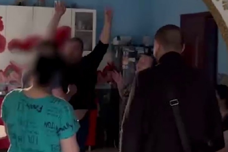 Покусились на святое: оперативники в доме цыган нашли украденное в Волгограде Евангелие