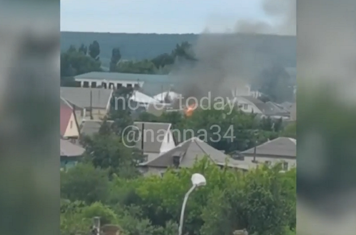 Под Волгоградом во время грозы загорелся жилой дом