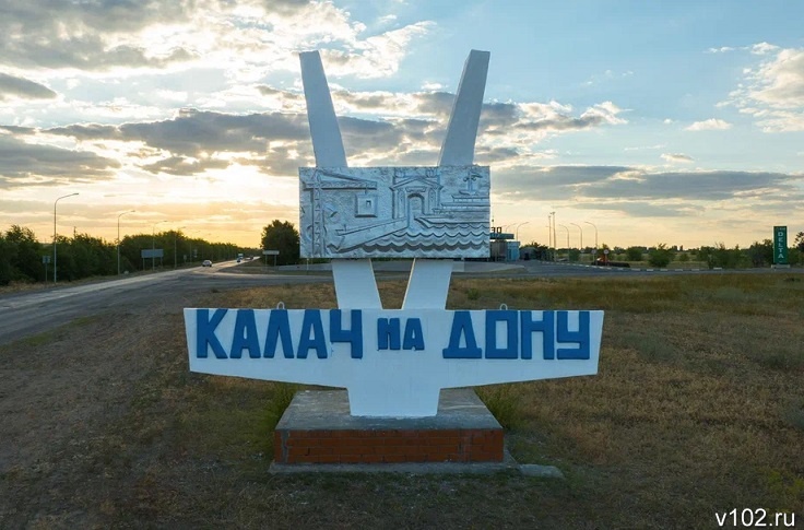 Работают саперы: под Волгоградом закрыли мост после падения обломков БПЛА
