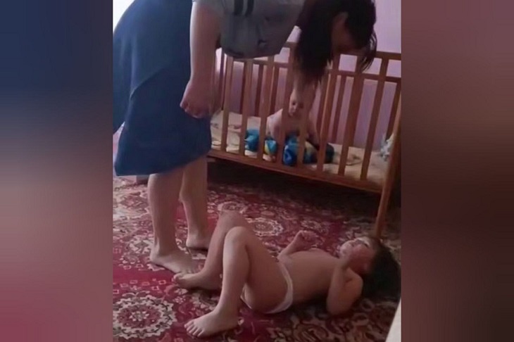 «Вали к папаше ублюдочному!»: видео издевательств волгоградкой над детьми бойца СВО проверяет полиция