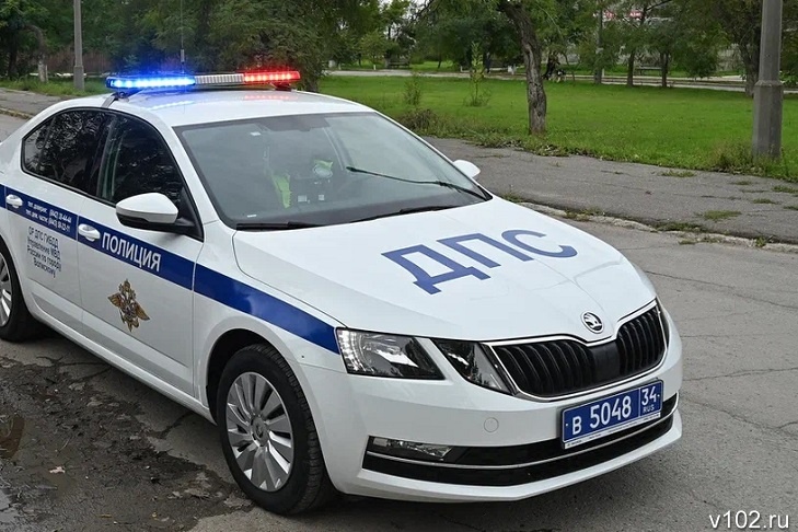 В Волгограде во дворе МКД под колеса «Лады» попала 11-летняя школьница