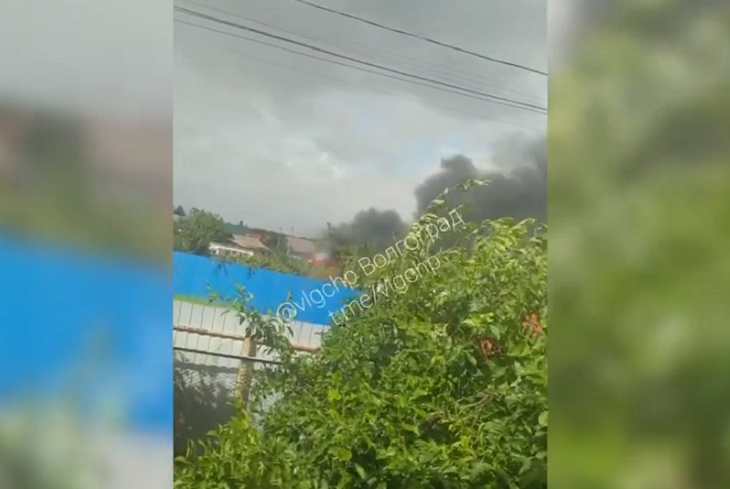 В Волгограде во время урагана тушили вспыхнувший дом