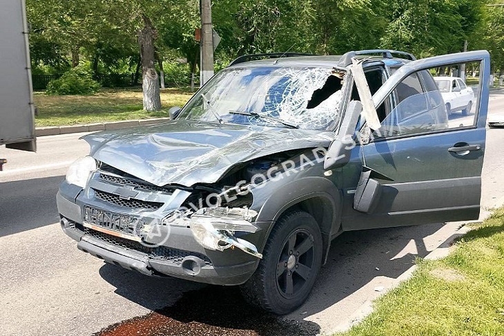 В Волгограде рекламный щит сдуло на «Ниву» на Первой продольной