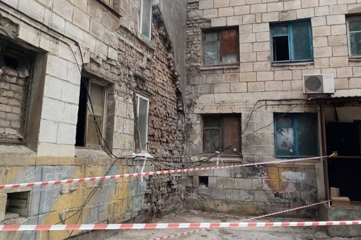 «Живут в параллельной вселенной?»: в Волжском мэрия и ГЖИ разошлись в оценке исправности общежития с рухнувшим фасадом