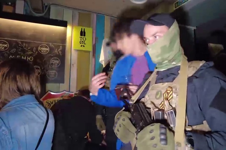 В Волгограде СОБР помог полиции проверить посетителей ночных клубов на наркотики